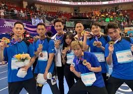 足球国足球迷自发制作横幅，为球队打气